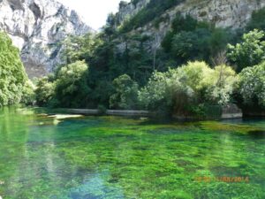 O rio viaja até L'Isle-sur-la-Sorgue e lá empresta sua beleza à comuna, transformando um trecho da vila em uma ilha.