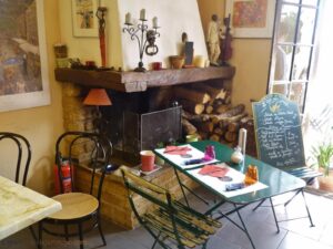 A reforma, que vi em fotos, perdeu seu perfil provençal. 