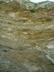 A marca mais escura no paredão em cuja base nasce o rio Sorgue, nos revela a impressionante quantidade de água que emergiu a fonte em determinado período de tempo.