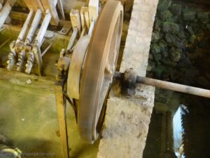 A usina é totalmente construída em madeira.