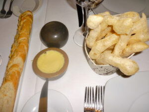 Duas baguetes foram consumidas por quatro pessoas. Impossível resistir ao sabor e à crocância do pãozinho temperado.