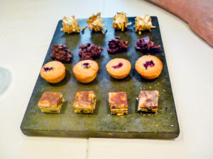 Petit Fours variados acompanham o café.