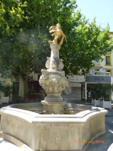 Fonte do Anjo construída em 2004 em lugar da anterior, destruída à picareta em 1904.