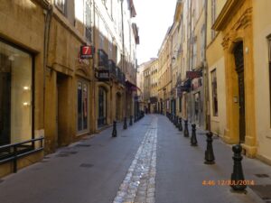 AV. Mal. Foch, ainda deserta - Aix-en-Provence.