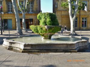Fonte Mousse no Cours Mirabeau, em frente ao Café Belle Époque. Literalmente, construída no meio da principal avenida de Aix.