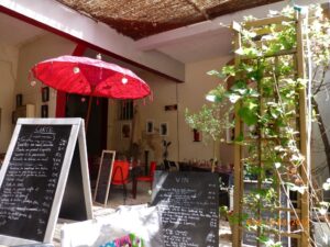 Este restaurante só reserva lugares por telefone 04 66 63 40 88.