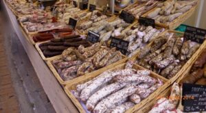 Nas feiras provençais os aromas que perfumam o ar denunciam onde ficam as barracas de condimentos, de embutidos, de flores... E como adoro pratos bem condimentados, quando me vejo em frente de barracas como essas, a boca enche de água.