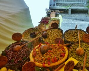 O perfume que desprendia das azeitonas desta barraca era enlouquecedor. Cada alguidar destes continha azeitonas temperadas de maneira diferente.