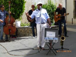 Conjujnto de jazz animando a feira de Isle.