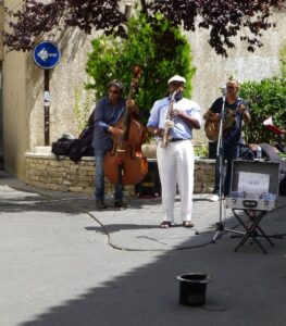 O cantor e saxofonista animou a feira com sua bela voz e o som de seuj sax. Comprei um CD do grupo e gostei muito.