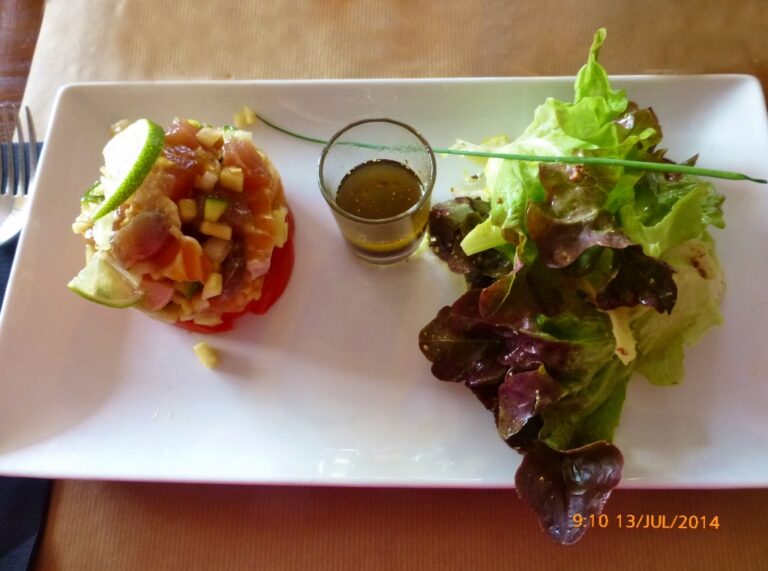 Salmão, melão e saladinha verde.
