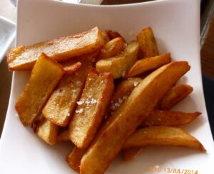 Deliciosas batatinhas fritas temperadas com sal grosso.
