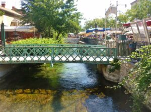 Só neste trecho do entorno do Sorgue, vemos duas pontezinhas.
