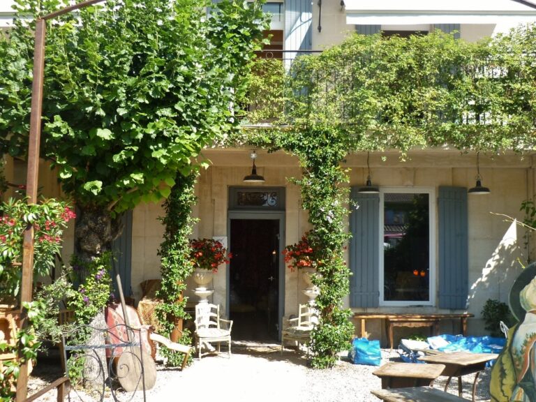 Centenas de antiquários de L'Isle Sur La Sorgue atraem colecionadores europeus e americanos.