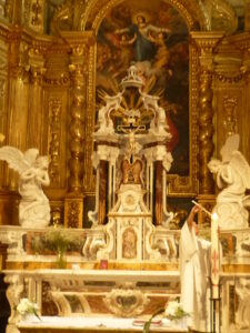 Momento em que o sacristão acendia uma das velas do altara da Igreja de N. S. dos Anjos.