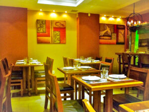 Decoração alegre, bem descontraída.