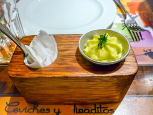 Serviço esplêndido: pães deliciosos, quentinhos, acompanhados por um creme de abacate bem temperado.