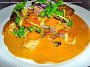 Meu prato cinematográfico e delicioso: Tacu Tacu de Frutos do Mar. No final, aquela despedida à moda francesa: o pãozinho passado no molho.