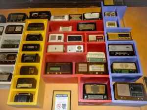 Aparelhos que transmitiram novelas da Rádio Nacional enfeitam o hall de entrada. Programas como os de César de Alencar, Paulo Gracindo e o Trem da Alegria, irradiado por Iara Salles, eram de grande audiência. Quem há de esquecer?