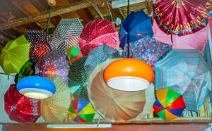 Uma composição com guarda-chuvas chama atenção por seu belo efeito.