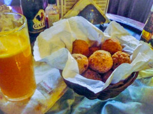 Na cestinha bem apresentada, uma! porção de bolinhos de bacalhau que serve, perfeitamente, duas pessoas.