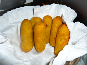 Na foto, bolinhos de carne-seca. Porção farta e preço mais atraente que o próprio bolinho. Na foto, duas unidades já haviam sido consumidas.