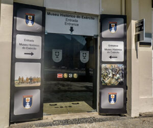 Museu Histórico - à direita, logo após o portal de entrada.