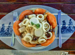 Massa, atum, azeitonas, tomate e palmito.