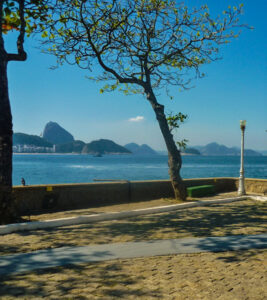 Pão de Açúcar ao fundo e museu à direita.