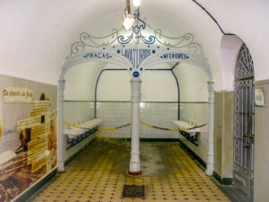 Imagine um banheiro decorado com um portal maravilhoso desses. Se os soldados contavam com uma peça dessas no lavabo, como não seria o dos oficiais graduados?...