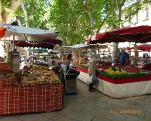 Praça Richelme em horário de feira.