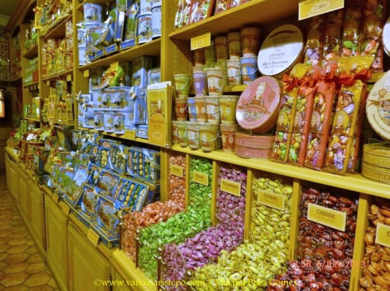Interior da loja La Cue Gourmand.