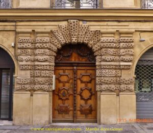  A parte antiga da cidade é maravilhosa e a entrada deste prédio retrata muito bem este tipo de arte que facilmente encontramos neste lado de Aix.