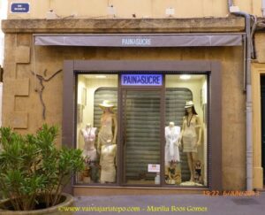 Loja de roupas de praia chamada Pão de Açúcar.