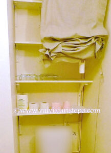 Prateleiras acima do vaso sanitário.