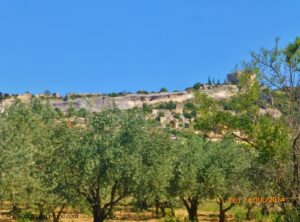 Aos poucos Apt foi desabrochando para nós, como que saindo da plantação de oliveiras que cerca toda a aldeia.