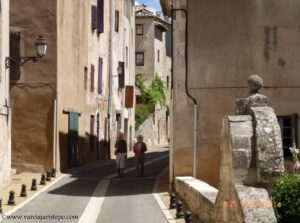 À direita, na foto, um detalhe da fonte que se vê na foto abaixo.