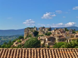 Saignon vista de longe.