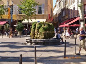 Fonte Mousse no Cours Mirabeau. A temperatura constante de sua água é de 27 graus, não importa a estação do ano.