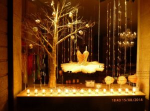 Vitrine de roupas de ballet.