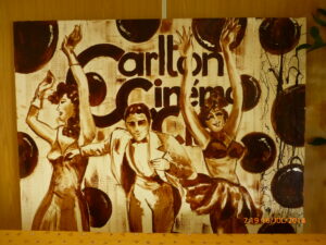 Tela pintada em vários tons de chocolate na Fábrica de Chocolates Puyricard.