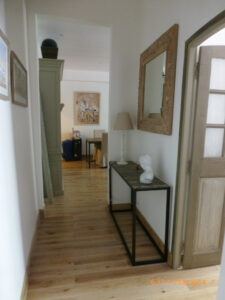 Foto do corredor do apartamento alugado por temporada em Aix-en-Provence.