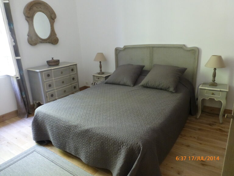 Quarto espaçoso e bem iluminado naturalmente.