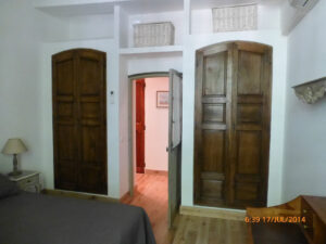 Os armários de alvenaria têm boa profundidade, e suas portas são muito decorativas.