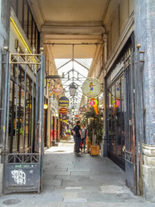 Quem vê cara não vê coração, já diz o velho ditado. Esqueça os portões, sua primeira impressão, e entre na galeria. Garanto que fará uma varredura em todos os corredores.