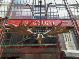 Curiosíssima, a M & G Segas é especializada em bengalas!