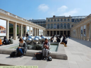 Depois dê uma olhada nas lojas das galerias; tome um bonito café ao ar livre se o tempo permitir, e depois atravesse o jardim.