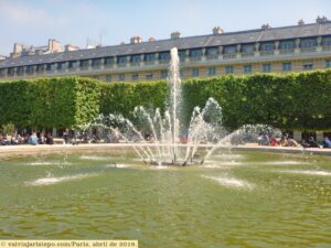 Atravessamos o Jardin du Palais Royal (Muito diferente de quando o conheci em 1985; naquela época, era lindo!) e o vimos sendo cuidado...