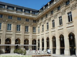 Lá no final há uma saída discreta para a rua de Beaujolais. Atravesse-a e entre na rue Vivienne, única perpendicular neste quarteirão.