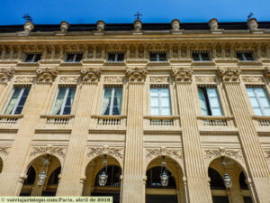 Cruzamos a Galerie de Beaujolais, saímos na rue de mesmo nome e a atravessamos para passarmos em uma pequena rua (um tipo de beco) e saímos justamente em frente à rue Vivienne, onde há uma entrada para a galeria no número 6.
